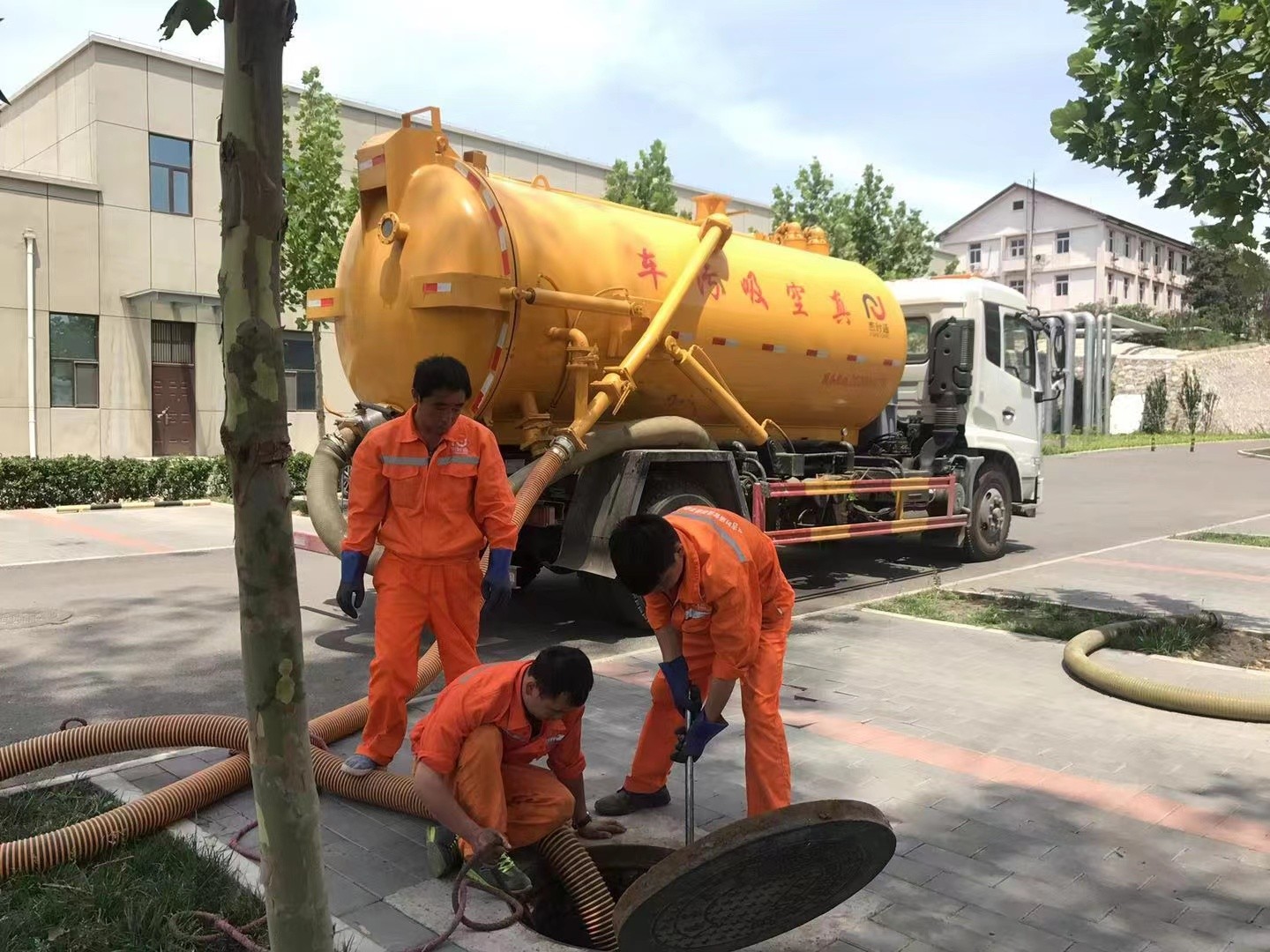 中卫管道疏通车停在窨井附近