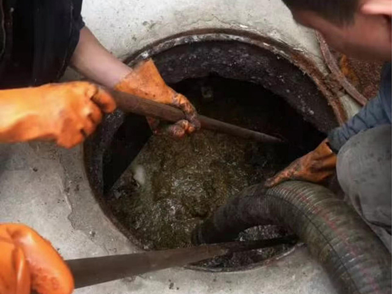 中卫清理化粪池时如何避免沼气的危害？